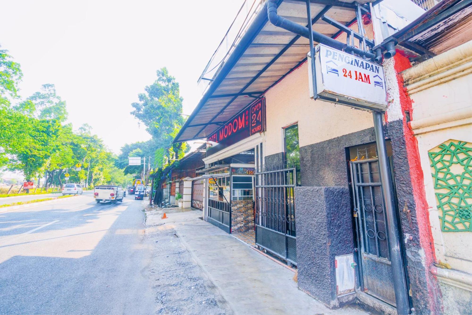 Oyo 93132 Modom Homestay Near Rs Islam Jakarta Pondok Kopi Luaran gambar