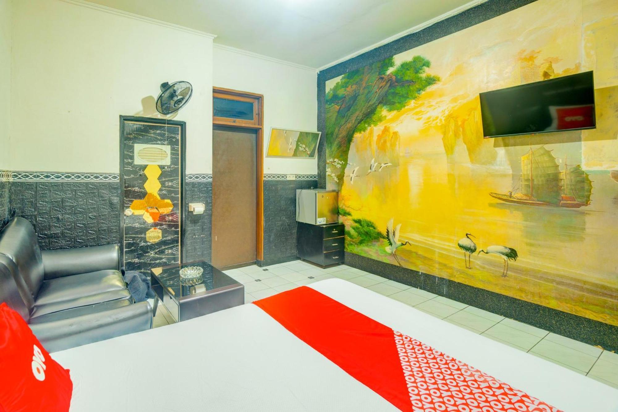 Oyo 93132 Modom Homestay Near Rs Islam Jakarta Pondok Kopi Luaran gambar