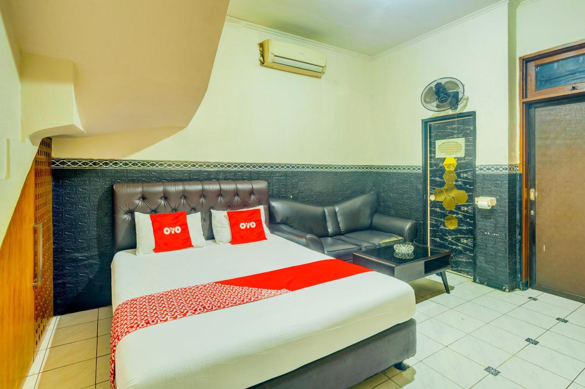Oyo 93132 Modom Homestay Near Rs Islam Jakarta Pondok Kopi Luaran gambar