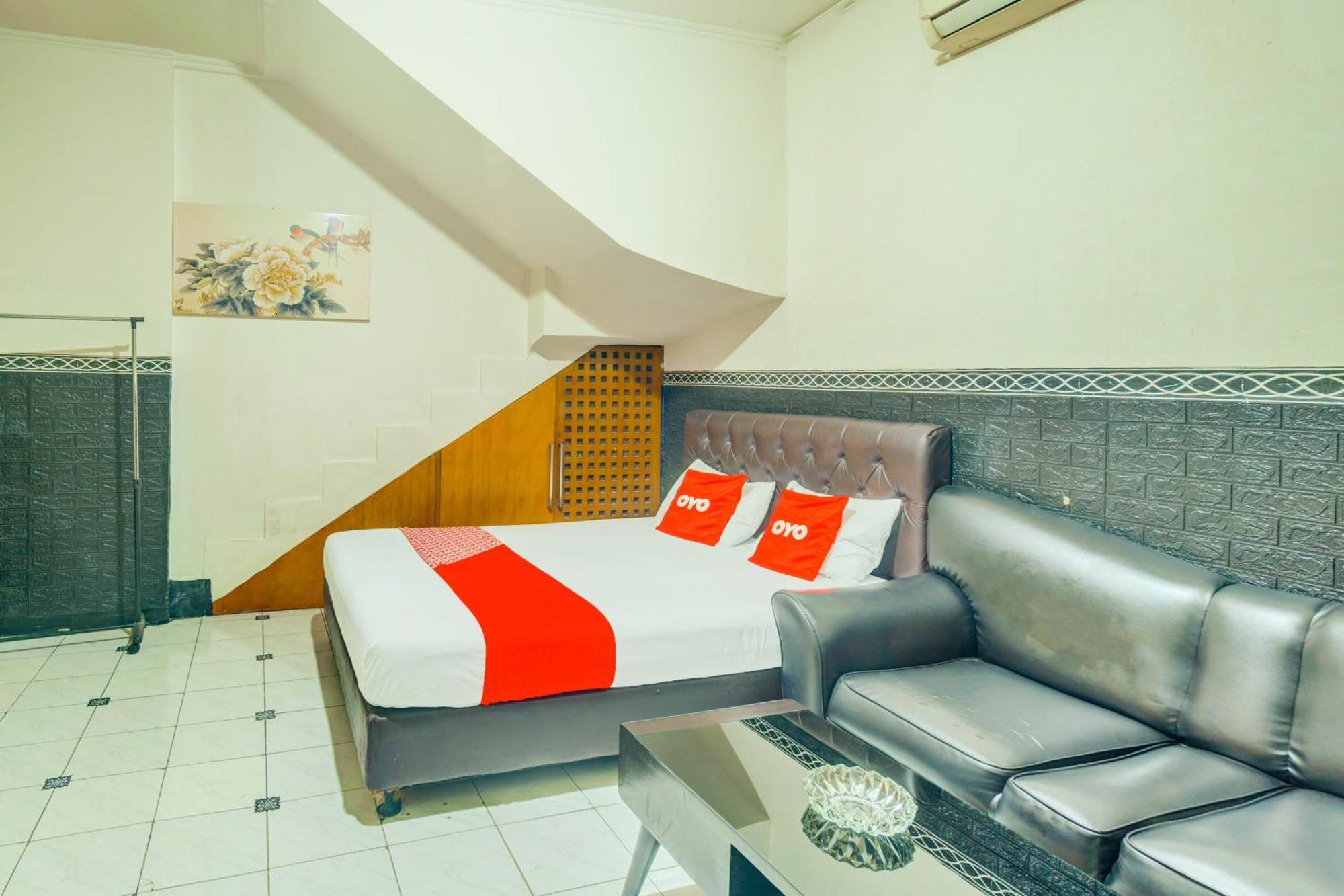 Oyo 93132 Modom Homestay Near Rs Islam Jakarta Pondok Kopi Luaran gambar