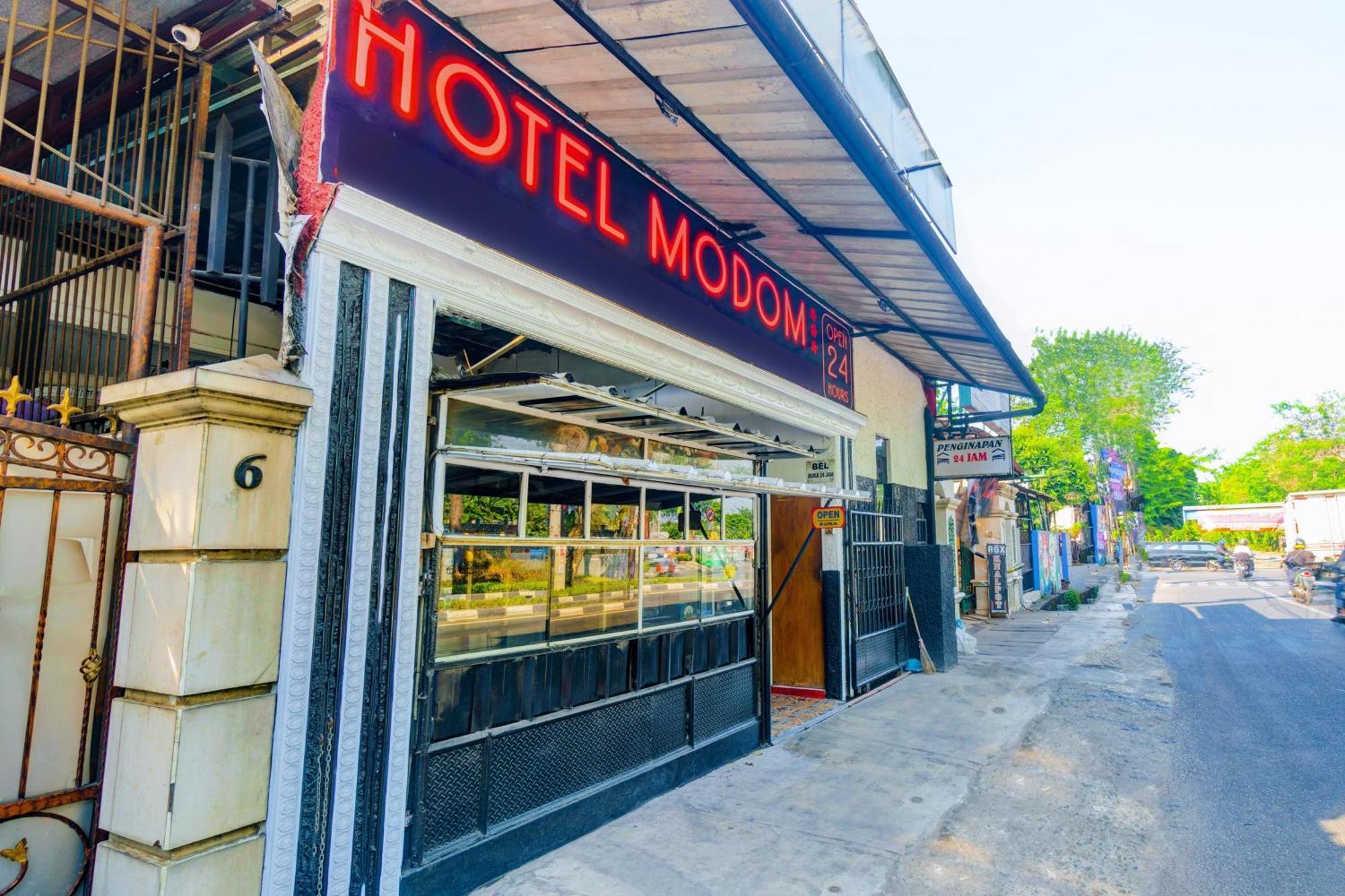 Oyo 93132 Modom Homestay Near Rs Islam Jakarta Pondok Kopi Luaran gambar