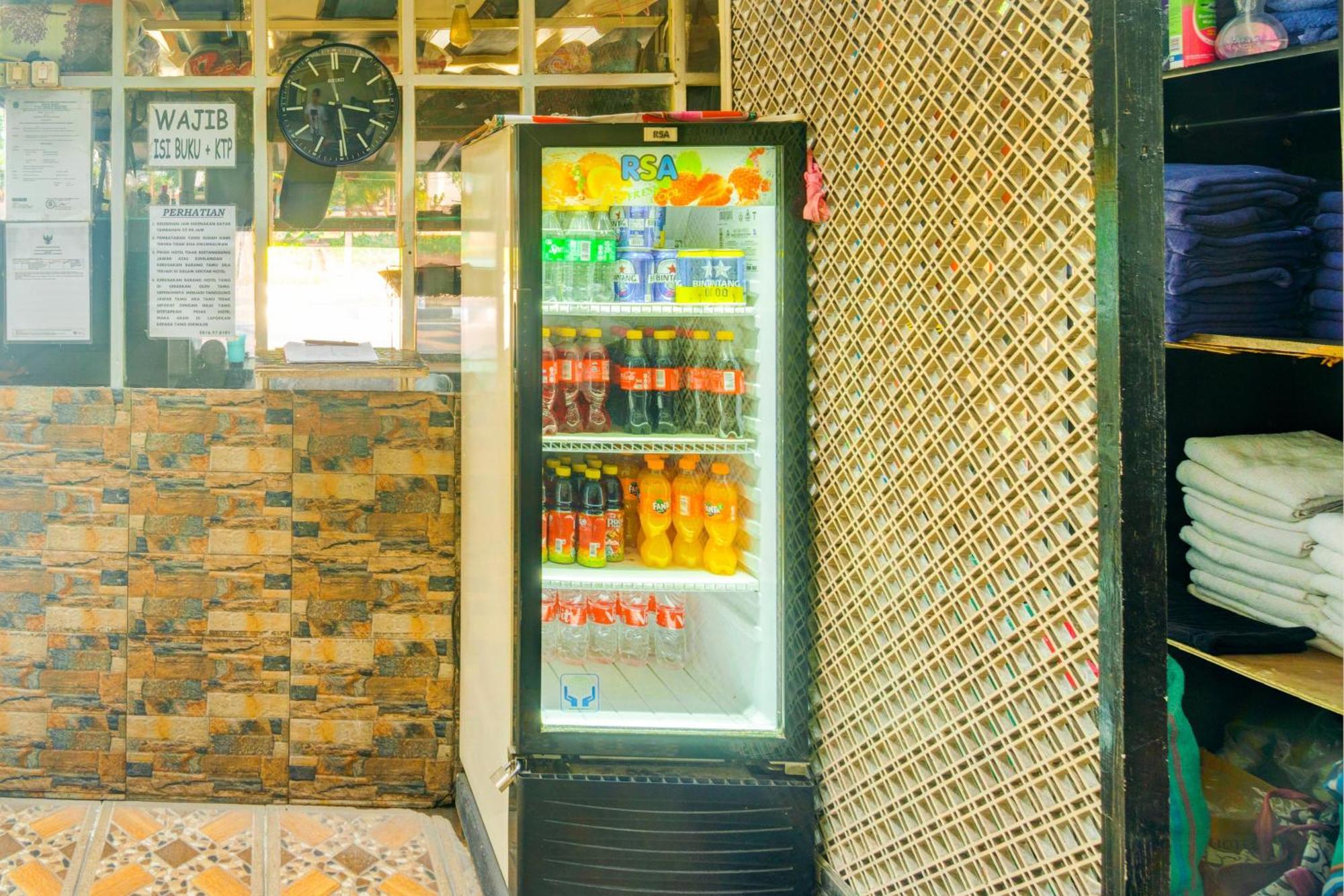 Oyo 93132 Modom Homestay Near Rs Islam Jakarta Pondok Kopi Luaran gambar