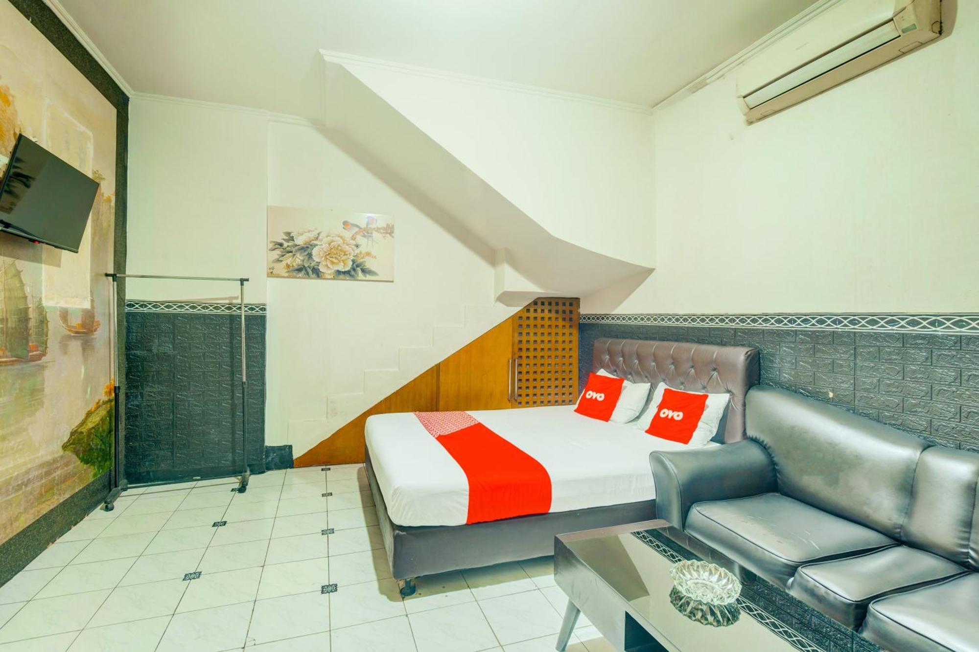 Oyo 93132 Modom Homestay Near Rs Islam Jakarta Pondok Kopi Luaran gambar